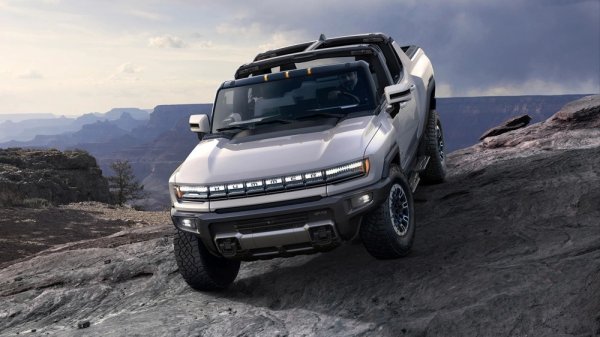 Дълги години Hummer бе символът на прахосничеството и замърсяването, развяван на знамената на природозащитниците. Но ето, че познатото име се завръща като пикап с нулеви емисии, развиващ над 1000 чисто електрически конски сили, ускоряващ от 0 до 100 км/ч за малко над 3 секунди, и способен на умопомрачителния максимален въртящ момент от 15 500 Нютонметра. 
